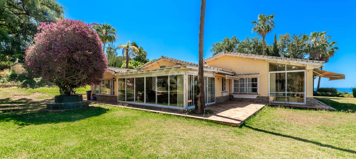 Oportunidad de inversión única con parcela de 5250m2 en la prestigiosa zona de Elviria