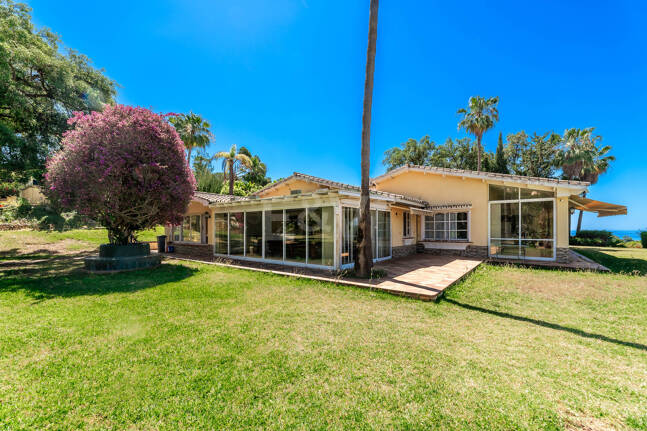 Oportunidad de inversión única con parcela de 5250m2 en la prestigiosa zona de Elviria