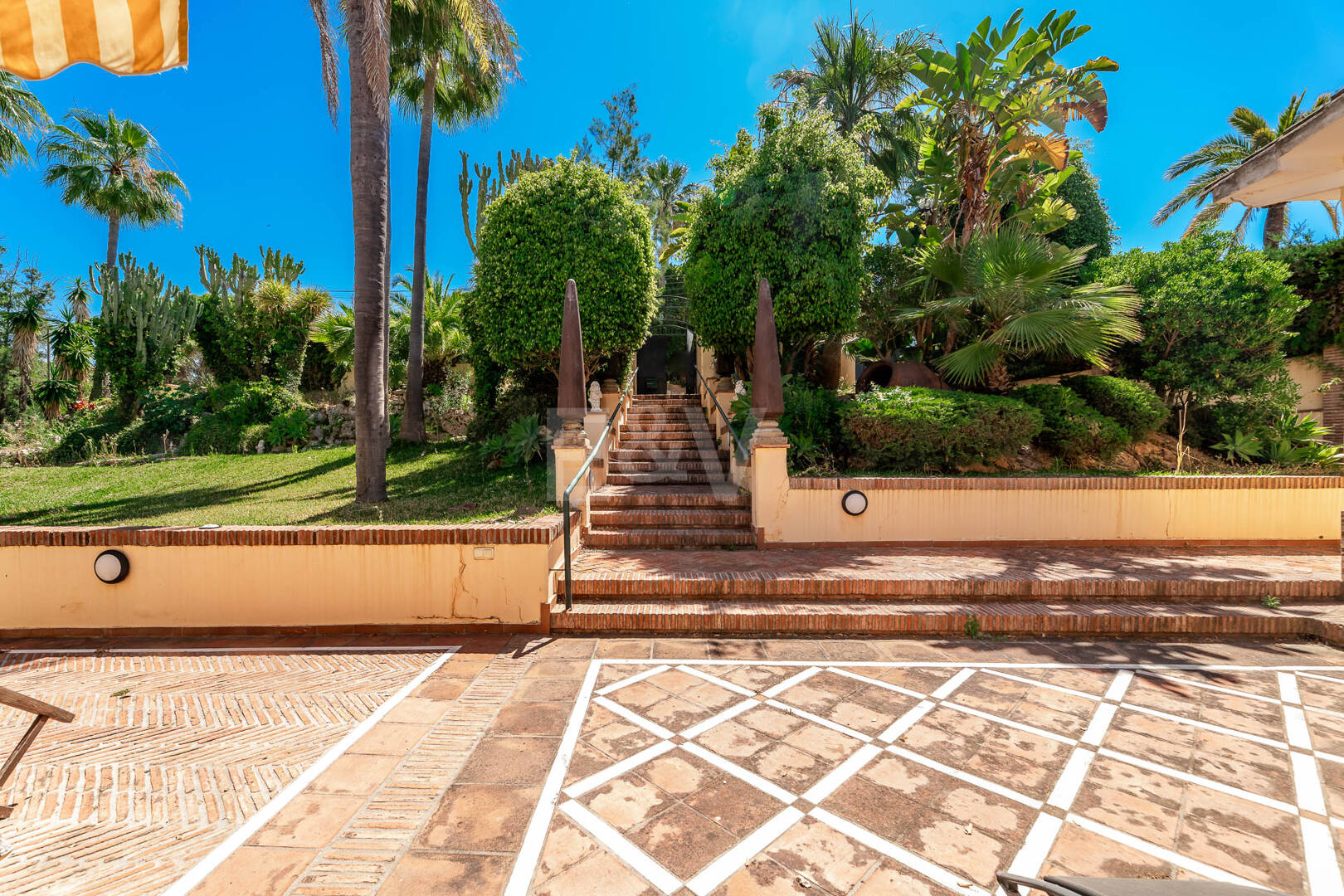 Oportunidad de inversión única con parcela de 5250m2 en la prestigiosa zona de Elviria