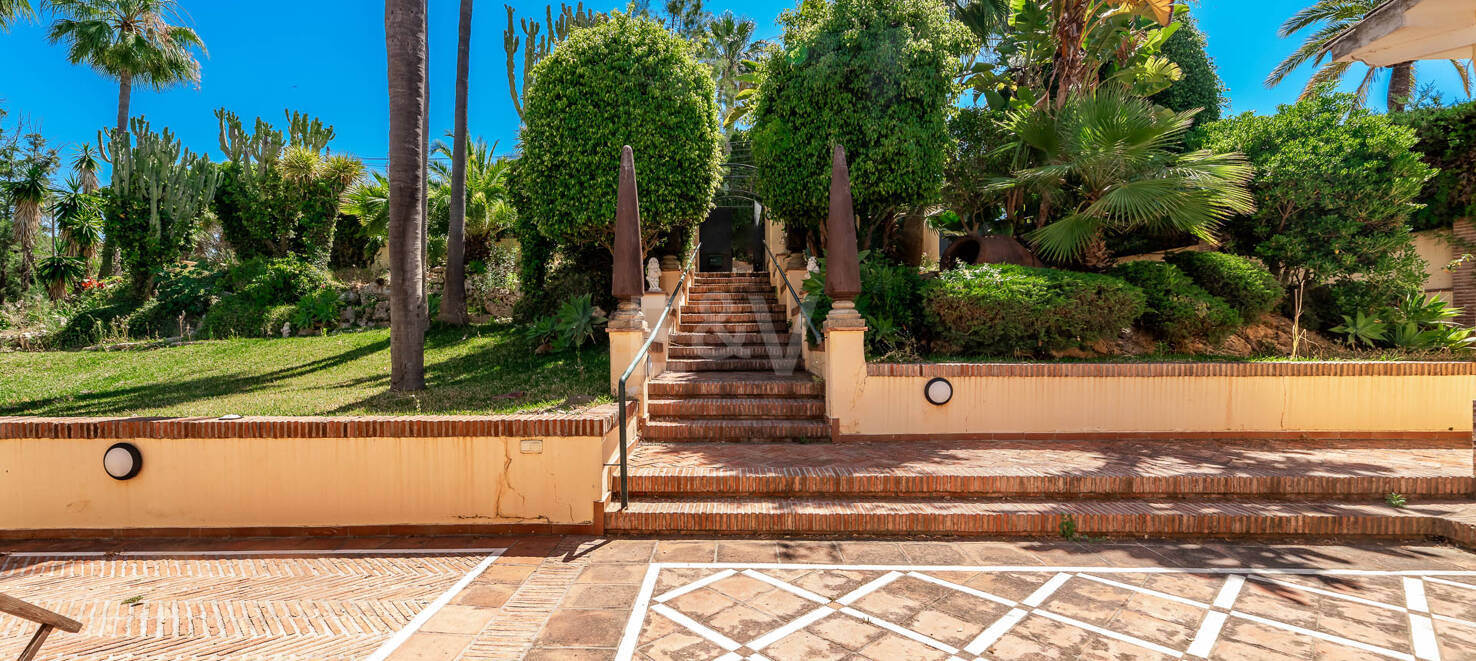 Oportunidad de inversión única con parcela de 5250m2 en la prestigiosa zona de Elviria