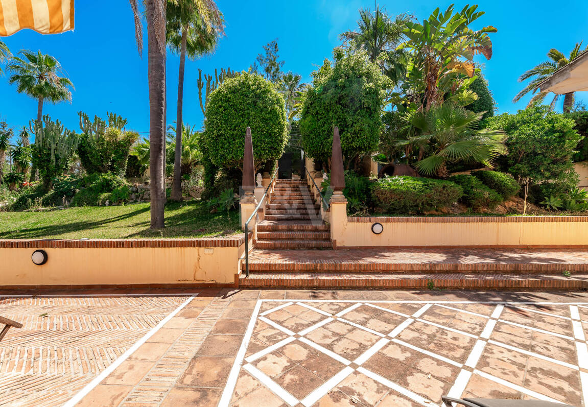 Oportunidad de inversión única con parcela de 5250m2 en la prestigiosa zona de Elviria