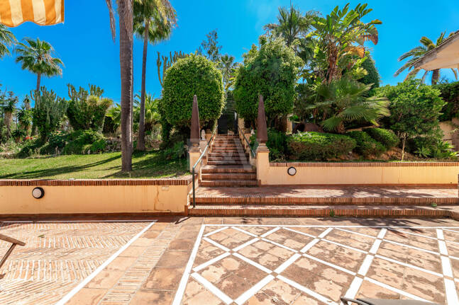 Oportunidad de inversión única con parcela de 5250m2 en la prestigiosa zona de Elviria