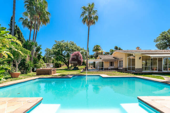 Oportunidad de inversión única con parcela de 5250m2 en la prestigiosa zona de Elviria