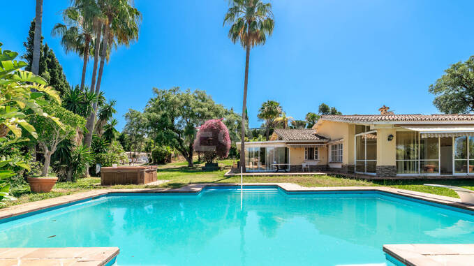 Unique investment opportunity with 5250m2 plot in prestigious area of Elviria