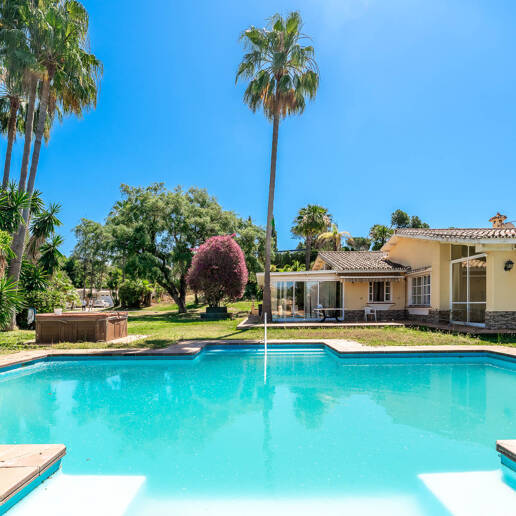 Oportunidad de inversión única con parcela de 5250m2 en la prestigiosa zona de Elviria