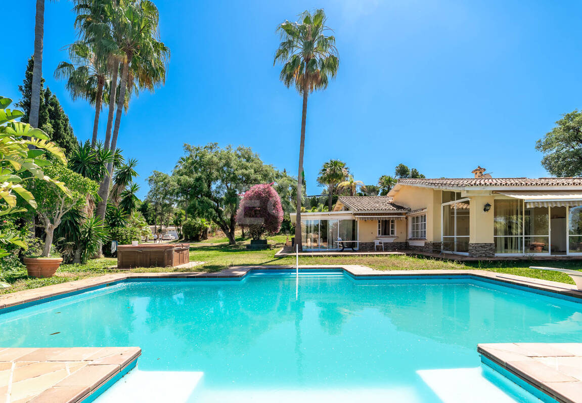 Oportunidad de inversión única con parcela de 5250m2 en la prestigiosa zona de Elviria