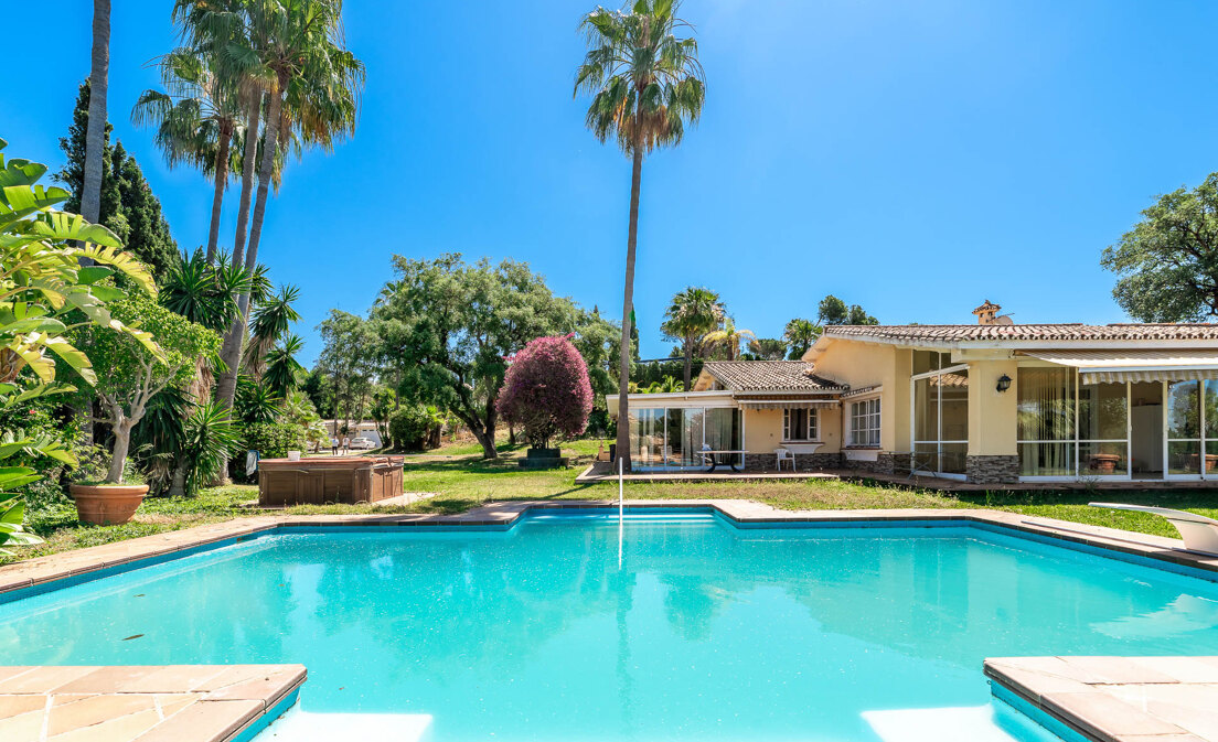 Unique investment opportunity with 5250m2 plot in prestigious area of Elviria