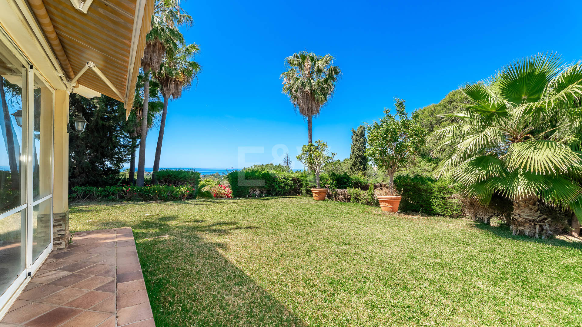 Oportunidad de inversión única con parcela de 5250m2 en la prestigiosa zona de Elviria