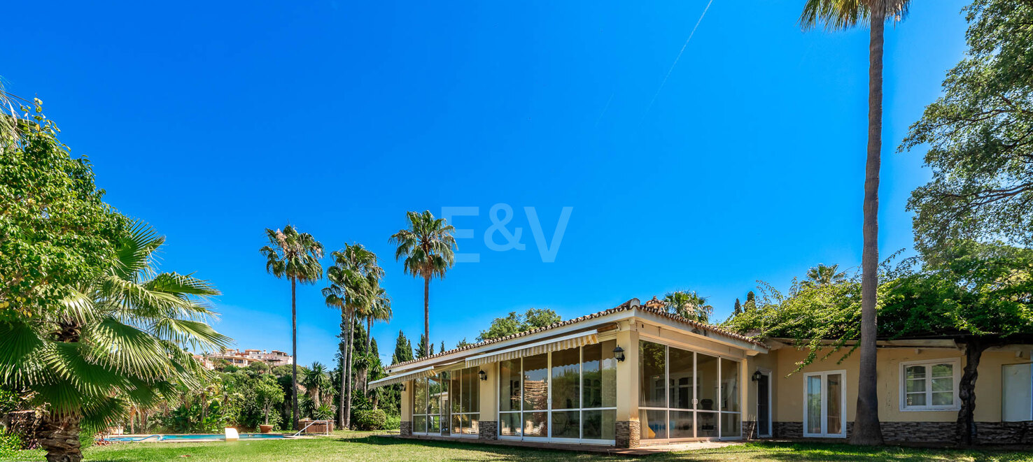Possibilité d'investissement unique avec 5250m2 terrain dans la prestigieuse région d'Elviria