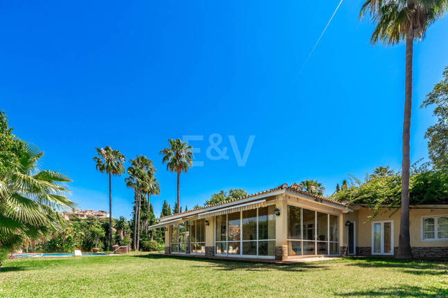 Oportunidad de inversión única con parcela de 5250m2 en la prestigiosa zona de Elviria