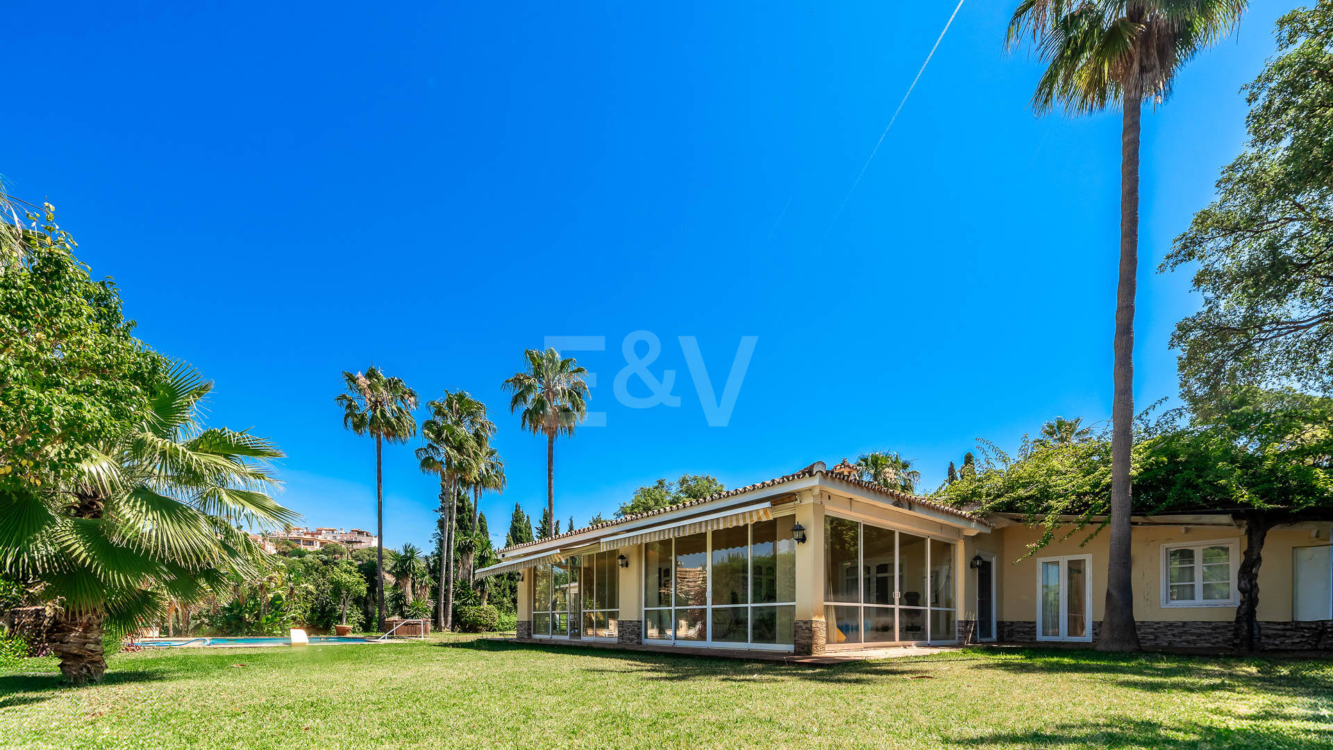 Oportunidad de inversión única con parcela de 5250m2 en la prestigiosa zona de Elviria