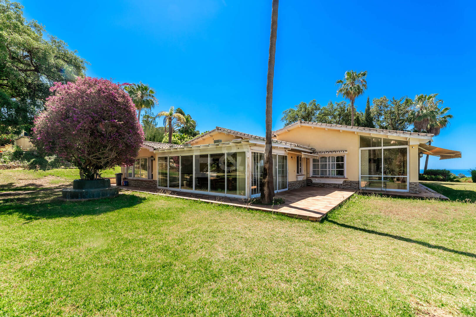 Oportunidad de inversión única con parcela de 5250m2 en la prestigiosa zona de Elviria