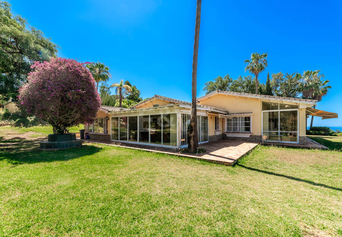 Oportunidad de inversión única con parcela de 5250m2 en la prestigiosa zona de Elviria