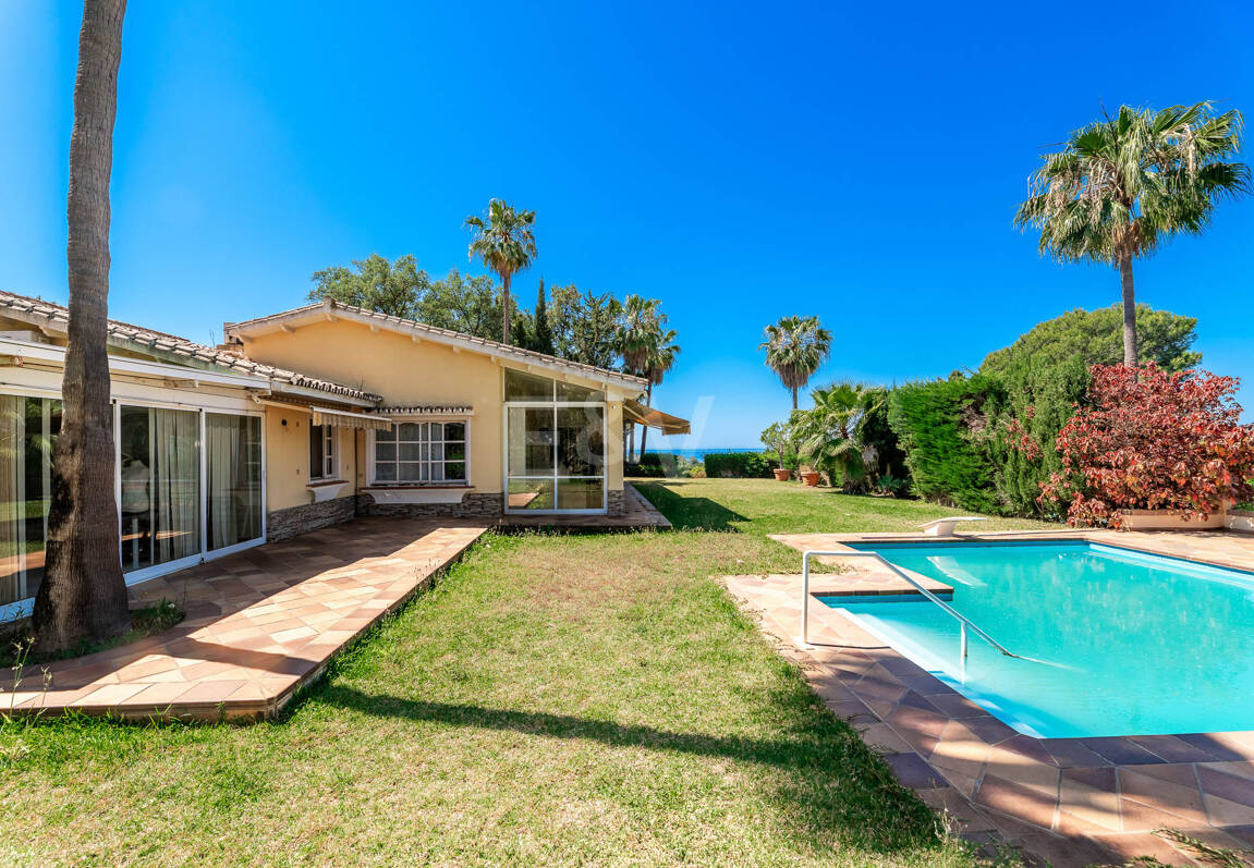 Oportunidad de inversión única con parcela de 5250m2 en la prestigiosa zona de Elviria