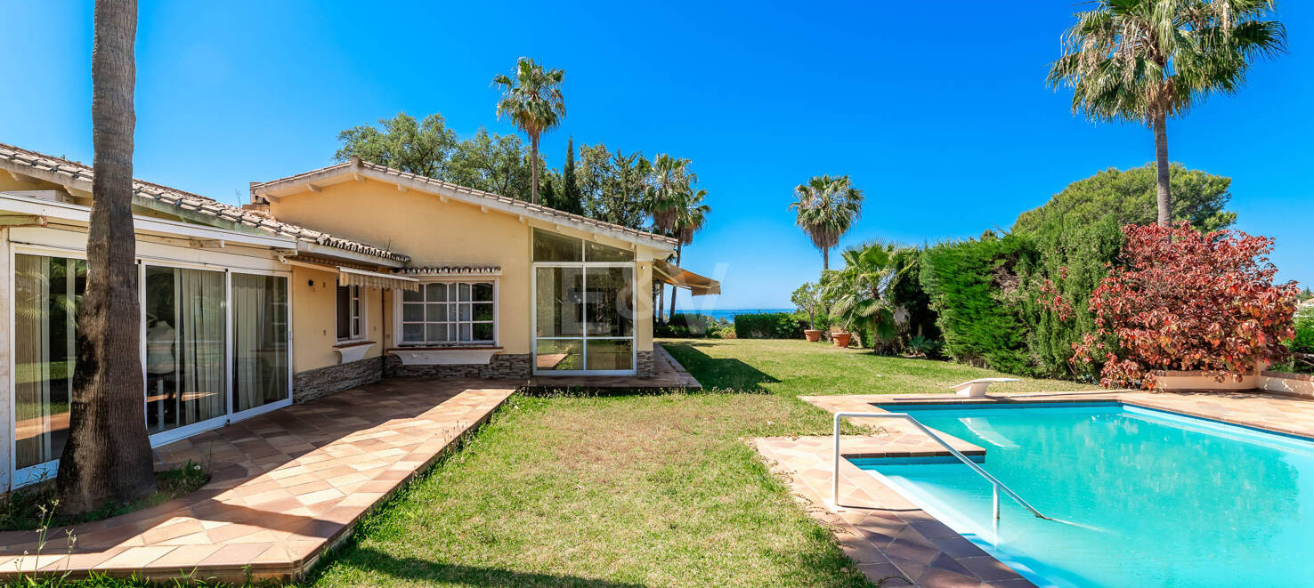 Oportunidad de inversión única con parcela de 5250m2 en la prestigiosa zona de Elviria