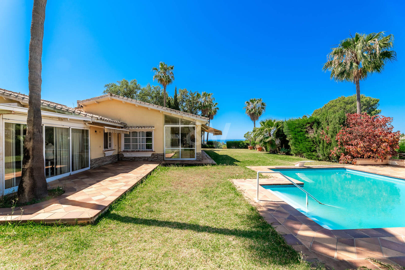 Oportunidad de inversión única con parcela de 5250m2 en la prestigiosa zona de Elviria