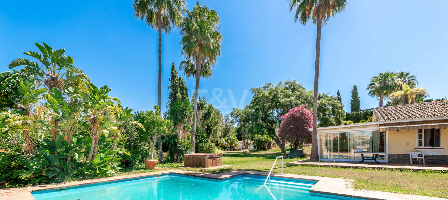 Oportunidad de inversión única con parcela de 5250m2 en la prestigiosa zona de Elviria