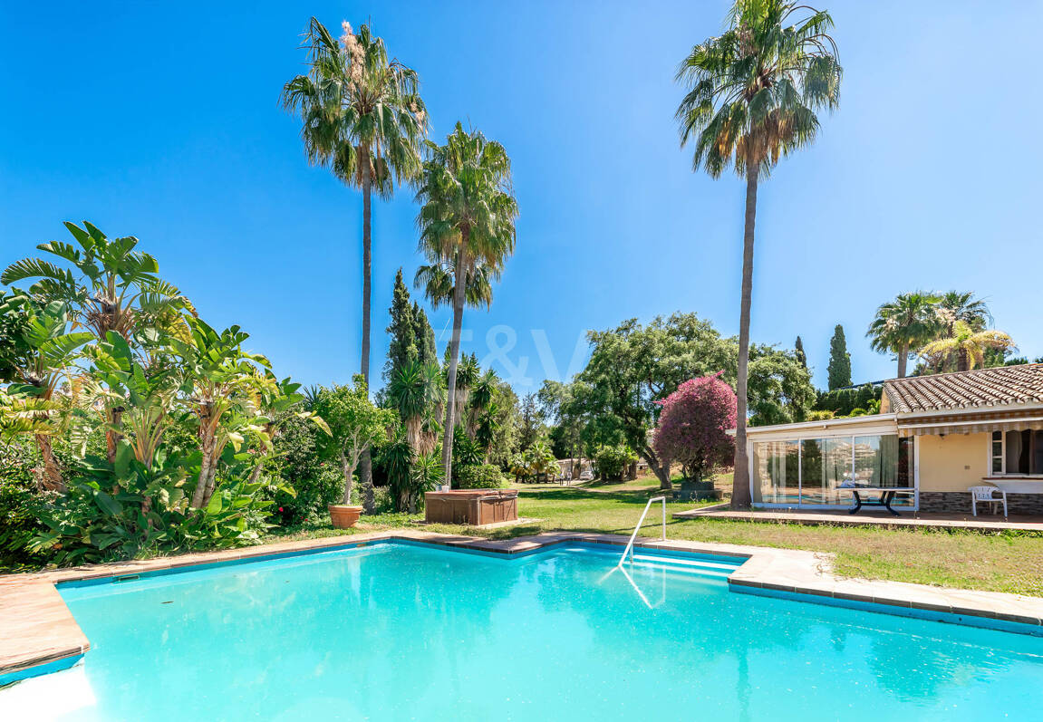 Oportunidad de inversión única con parcela de 5250m2 en la prestigiosa zona de Elviria