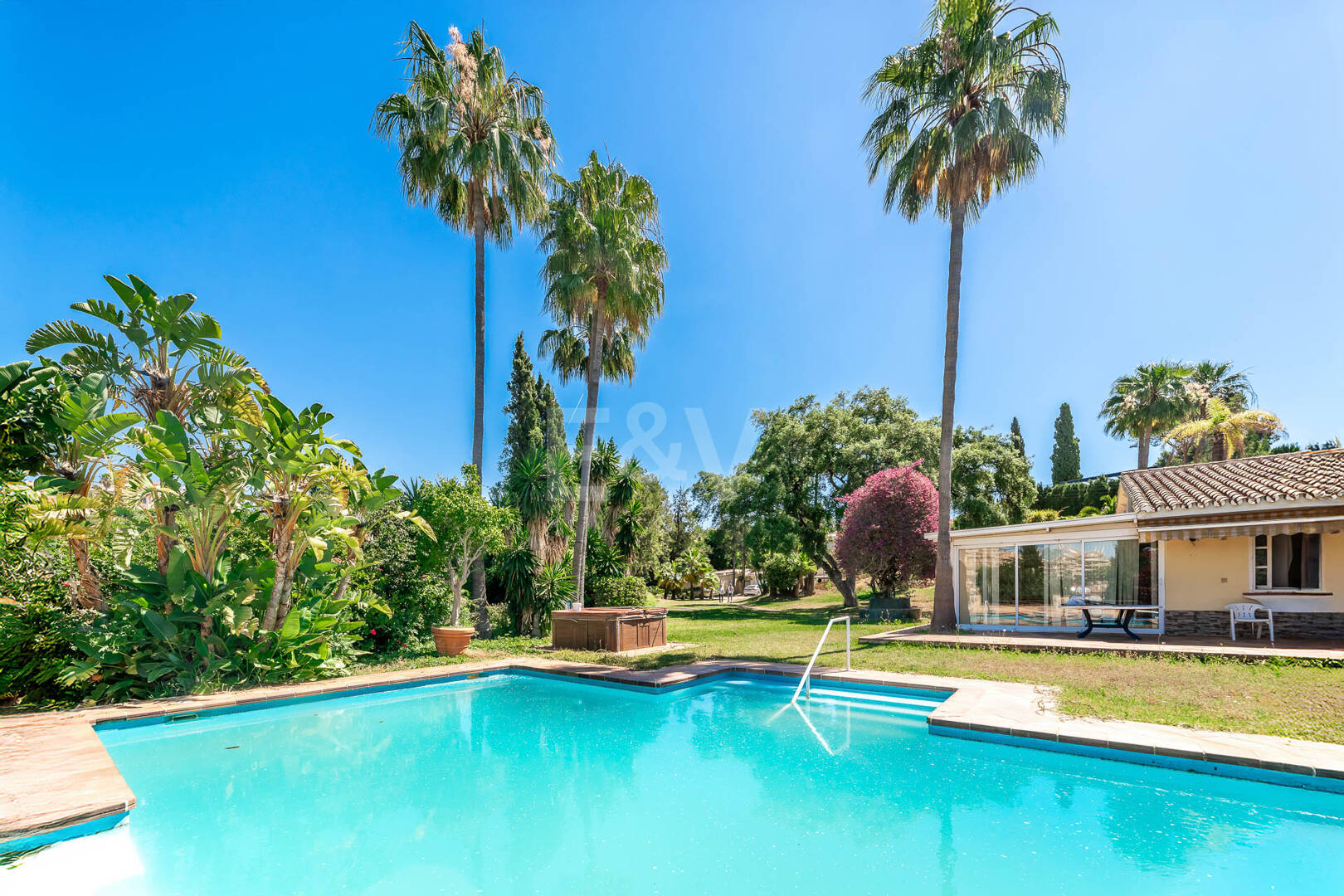 Oportunidad de inversión única con parcela de 5250m2 en la prestigiosa zona de Elviria