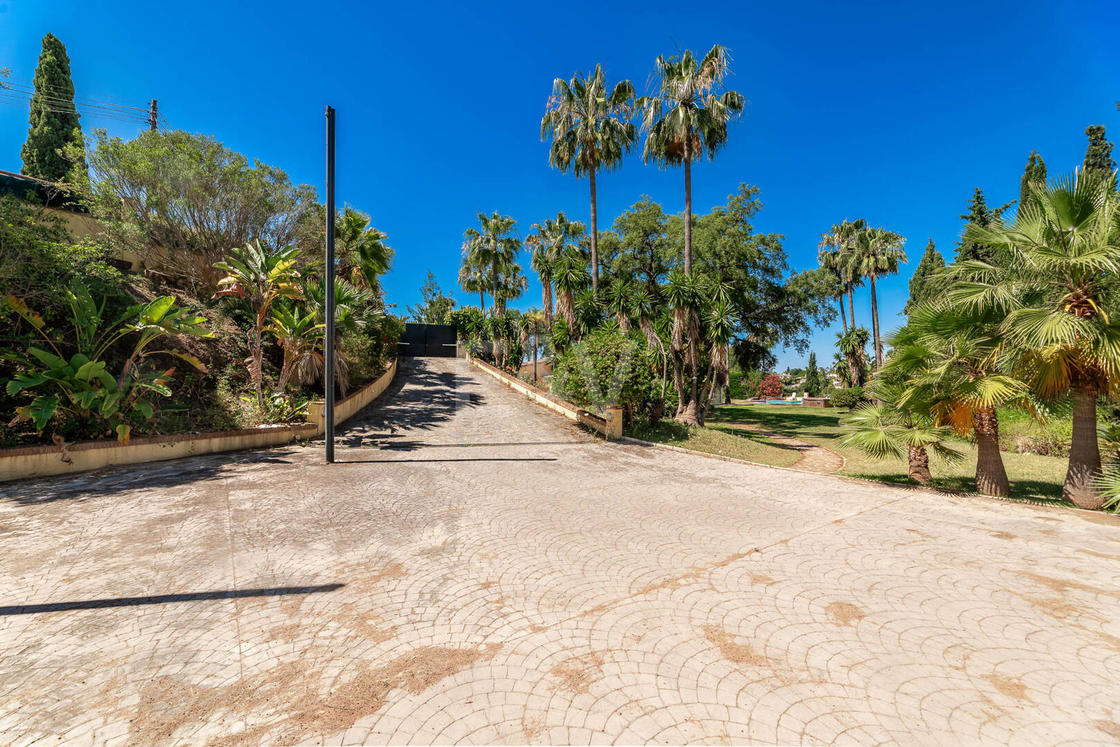 Oportunidad de inversión única con parcela de 5250m2 en la prestigiosa zona de Elviria