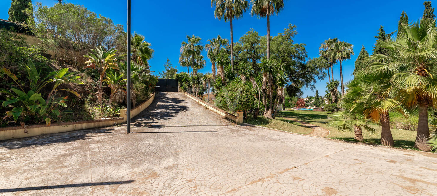 Oportunidad de inversión única con parcela de 5250m2 en la prestigiosa zona de Elviria