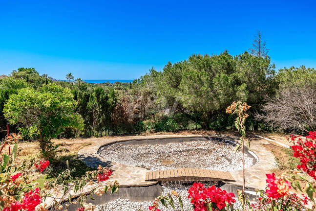 Oportunidad de inversión única con parcela de 5250m2 en la prestigiosa zona de Elviria