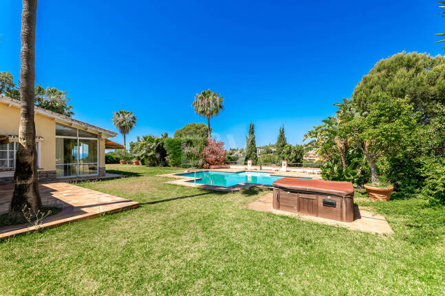 Oportunidad de inversión única con parcela de 5250m2 en la prestigiosa zona de Elviria