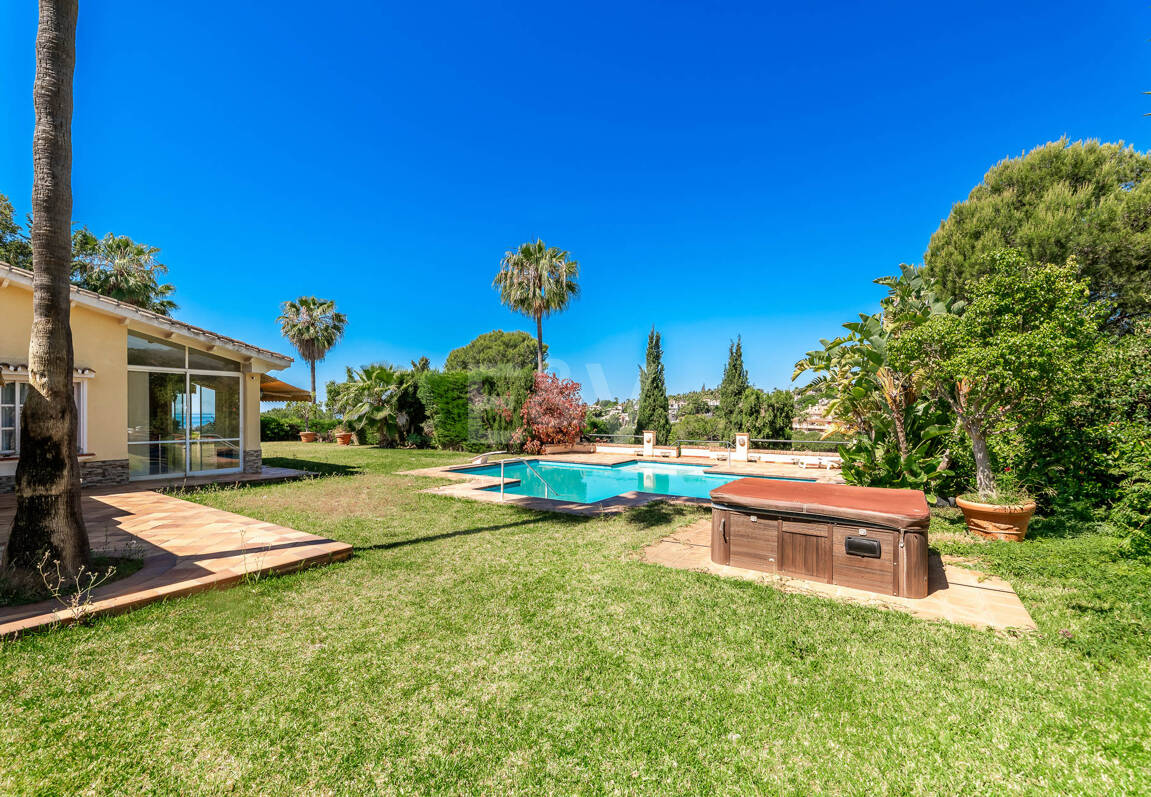 Oportunidad de inversión única con parcela de 5250m2 en la prestigiosa zona de Elviria