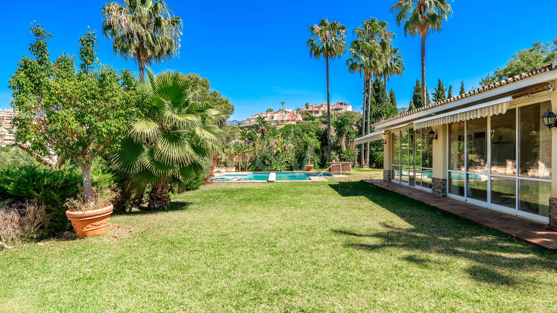 Oportunidad de inversión única con parcela de 5250m2 en la prestigiosa zona de Elviria