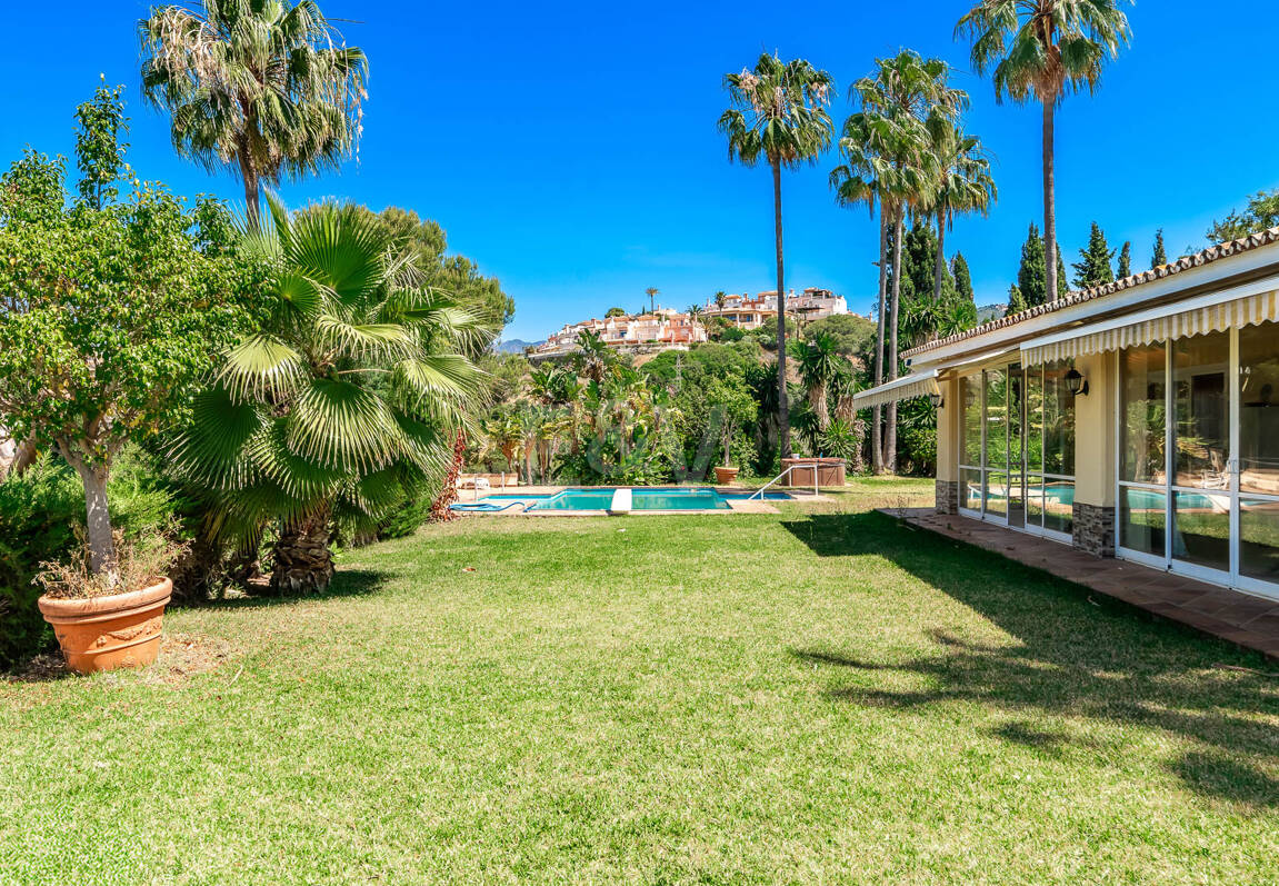 Oportunidad de inversión única con parcela de 5250m2 en la prestigiosa zona de Elviria