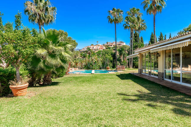 Oportunidad de inversión única con parcela de 5250m2 en la prestigiosa zona de Elviria