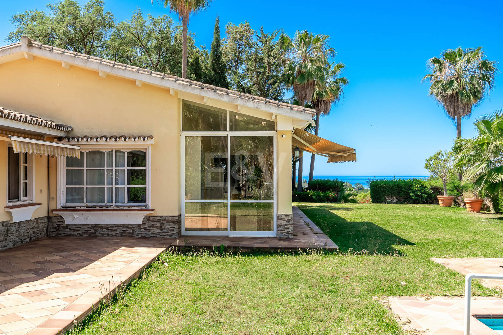 Oportunidad de inversión única con parcela de 5250m2 en la prestigiosa zona de Elviria