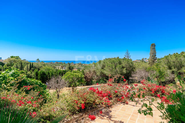 Oportunidad de inversión única con parcela de 5250m2 en la prestigiosa zona de Elviria