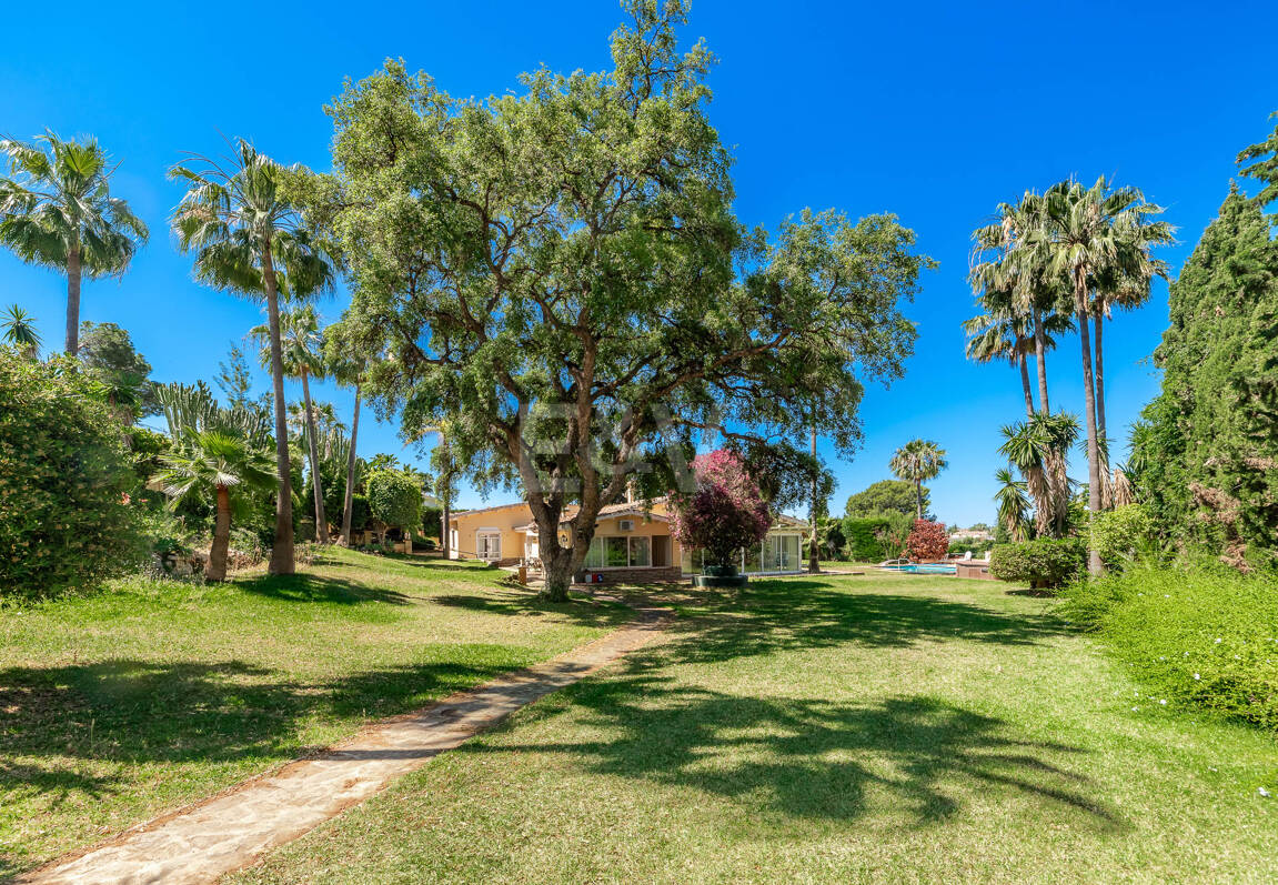 Oportunidad de inversión única con parcela de 5250m2 en la prestigiosa zona de Elviria