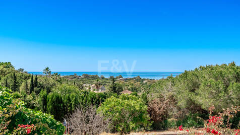 Einzigartige Investitionsmöglichkeit mit 5250m2 Grundstück in prestigeträchtiger Lage von Elviria