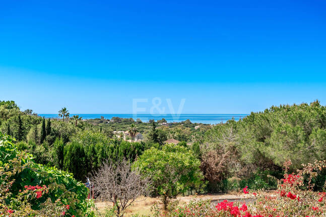 Oportunidad de inversión única con parcela de 5250m2 en la prestigiosa zona de Elviria