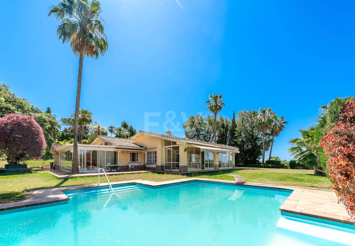 Oportunidad de inversión única con parcela de 5250m2 en la prestigiosa zona de Elviria