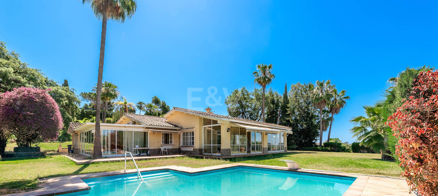 Oportunidad de inversión única con parcela de 5250m2 en la prestigiosa zona de Elviria