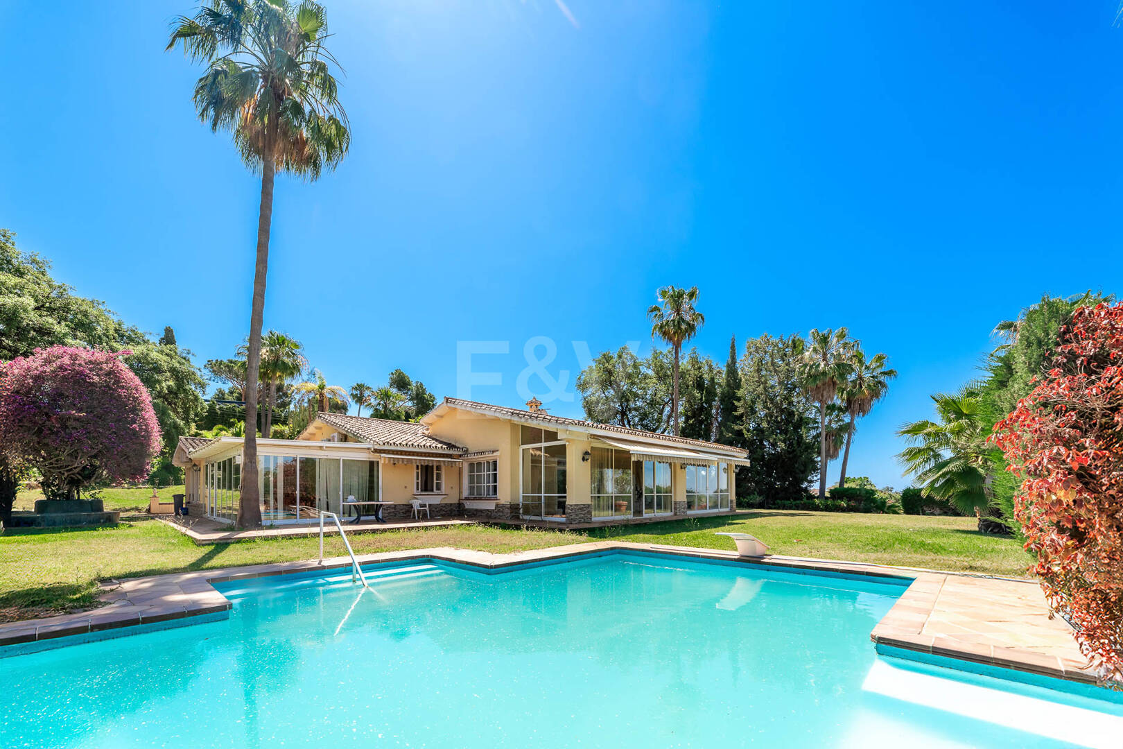 Oportunidad de inversión única con parcela de 5250m2 en la prestigiosa zona de Elviria