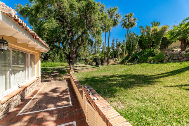 Oportunidad de inversión única con parcela de 5250m2 en la prestigiosa zona de Elviria