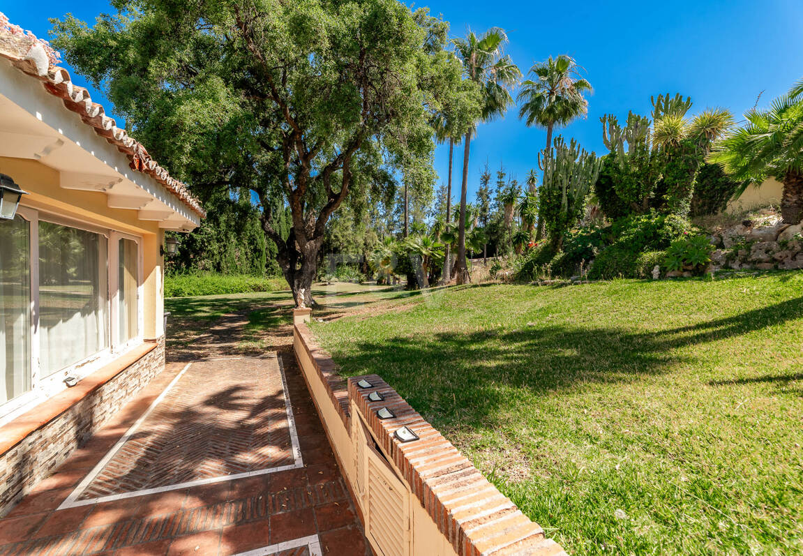 Oportunidad de inversión única con parcela de 5250m2 en la prestigiosa zona de Elviria