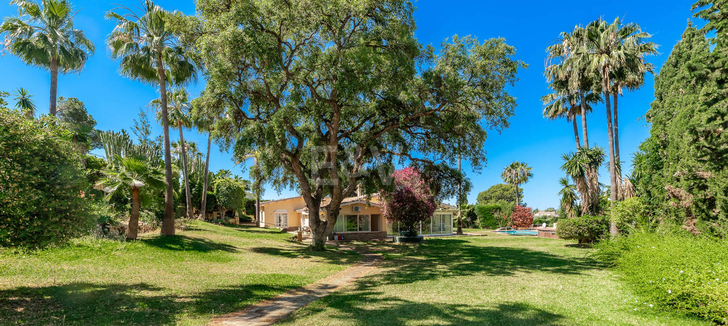 Oportunidad de inversión única con parcela de 5250m2 en la prestigiosa zona de Elviria