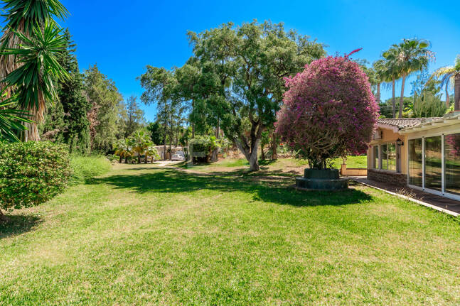 Oportunidad de inversión única con parcela de 5250m2 en la prestigiosa zona de Elviria