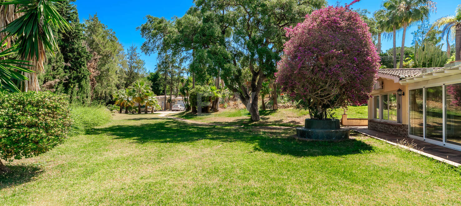 Oportunidad de inversión única con parcela de 5250m2 en la prestigiosa zona de Elviria