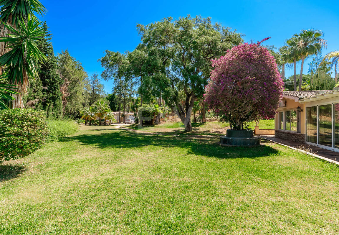 Oportunidad de inversión única con parcela de 5250m2 en la prestigiosa zona de Elviria