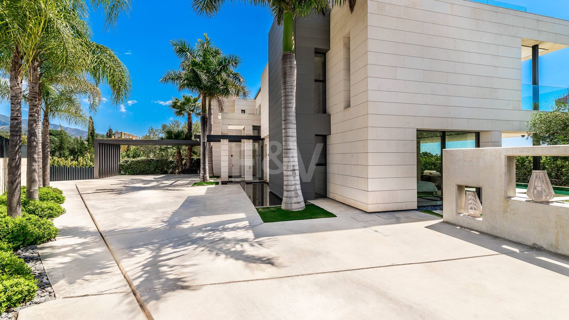 Impresionante villa contemporánea y espaciosa, con seis grandes dormitorios más oficina, vistas abiertas impresionantes, en perfecto estado, increíble gimnasio y spa, casa de invitados independiente en la Milla de Oro de Marbella, para alquiler de larga duración o estancias vacacionales