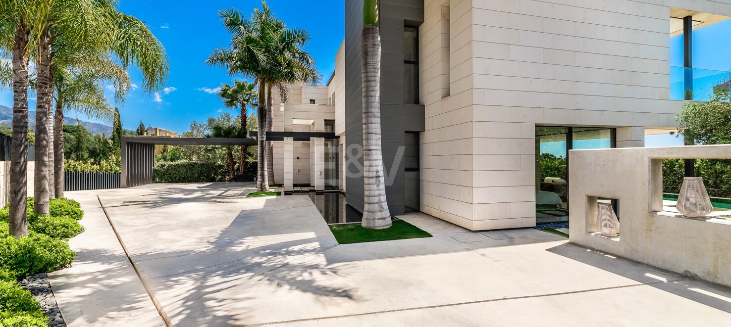 Exquisite Modern Villa with a separate guest house in Marbella’s Prestigious Golden Mile