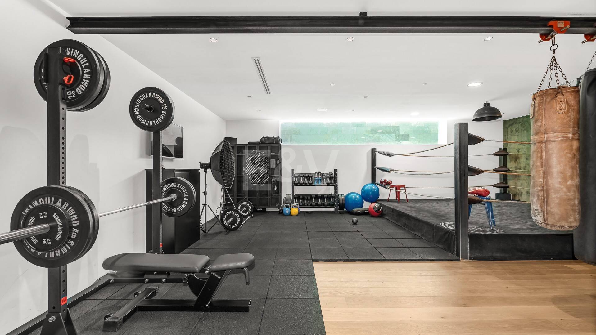 Impresionante villa contemporánea y espaciosa, con seis grandes dormitorios más oficina, vistas abiertas impresionantes, en perfecto estado, increíble gimnasio y spa, casa de invitados independiente en la Milla de Oro de Marbella, para alquiler de larga duración o estancias vacacionales