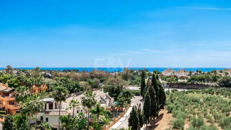 Impresionante villa contemporánea y espaciosa, con seis grandes dormitorios más oficina, vistas abiertas impresionantes, en perfecto estado, increíble gimnasio y spa, casa de invitados independiente en la Milla de Oro de Marbella, para alquiler de larga duración o estancias vacacionales