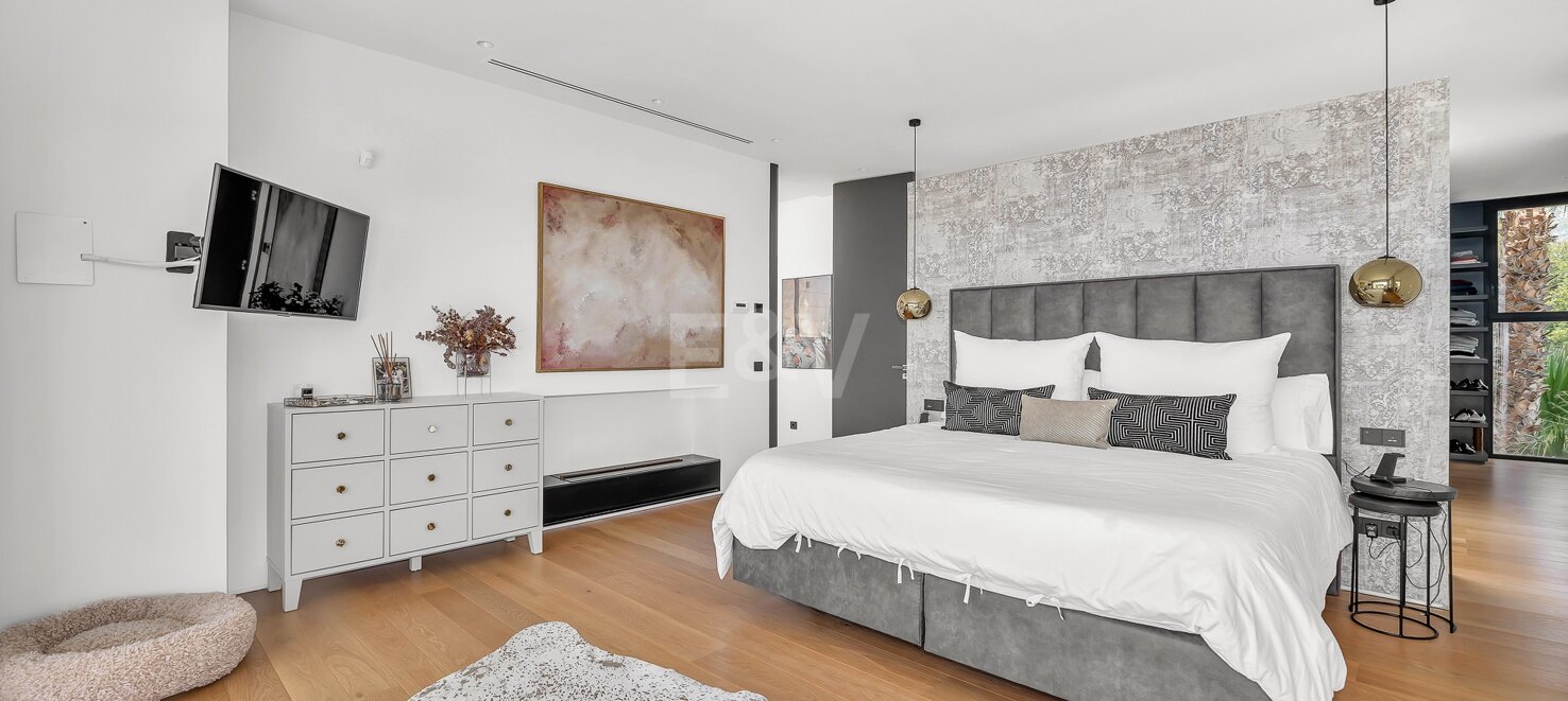 Exquisite Modern Villa with a separate guest house in Marbella’s Prestigious Golden Mile